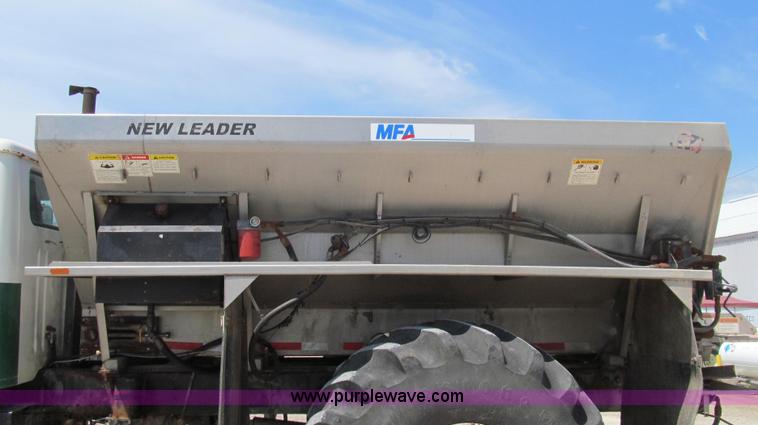 image for item G2051 1989 International 1954 Loral Easy Rider 2000C dry floater truck