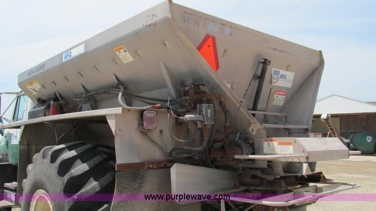 image for item G2051 1989 International 1954 Loral Easy Rider 2000C dry floater truck