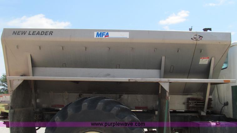 image for item G2051 1989 International 1954 Loral Easy Rider 2000C dry floater truck