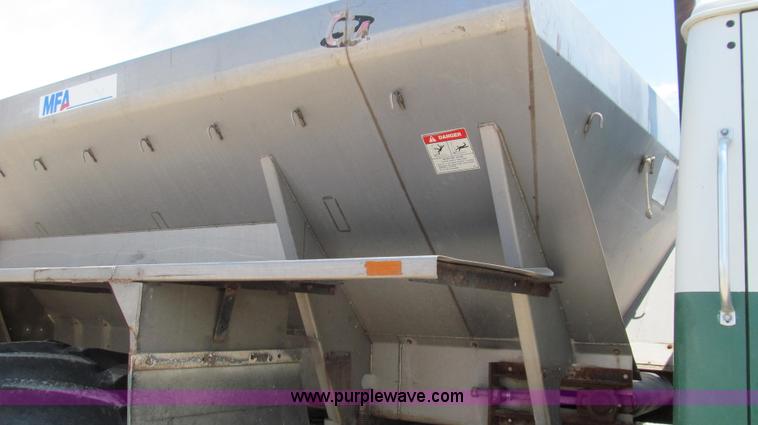 image for item G2051 1989 International 1954 Loral Easy Rider 2000C dry floater truck