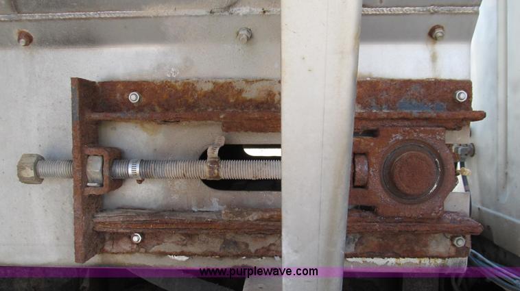 image for item G2051 1989 International 1954 Loral Easy Rider 2000C dry floater truck