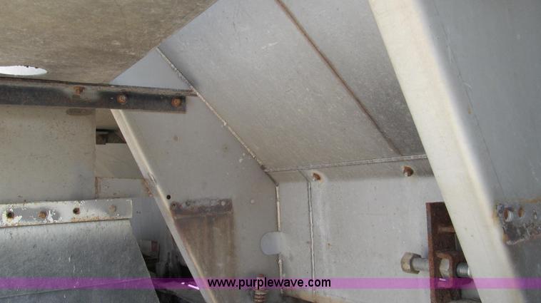 image for item G2051 1989 International 1954 Loral Easy Rider 2000C dry floater truck