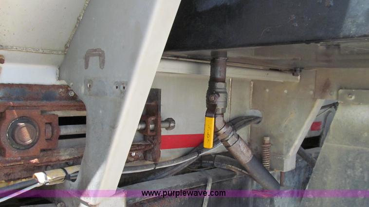 image for item G2051 1989 International 1954 Loral Easy Rider 2000C dry floater truck