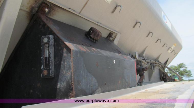 image for item G2051 1989 International 1954 Loral Easy Rider 2000C dry floater truck