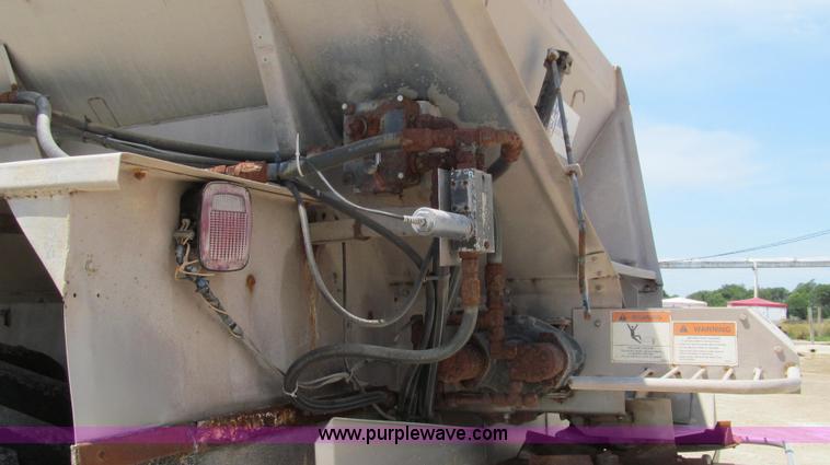 image for item G2051 1989 International 1954 Loral Easy Rider 2000C dry floater truck