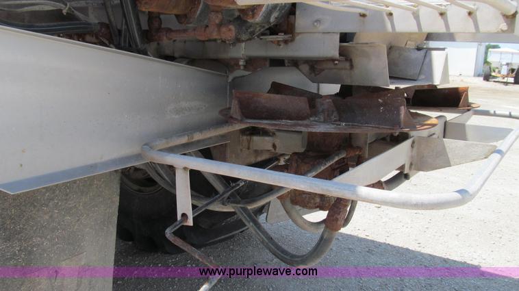 image for item G2051 1989 International 1954 Loral Easy Rider 2000C dry floater truck