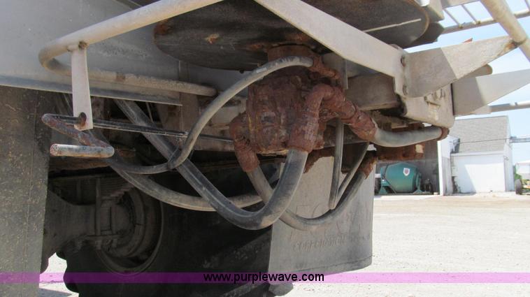 image for item G2051 1989 International 1954 Loral Easy Rider 2000C dry floater truck