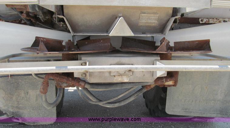 image for item G2051 1989 International 1954 Loral Easy Rider 2000C dry floater truck