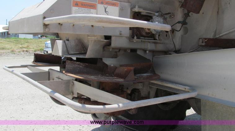 image for item G2051 1989 International 1954 Loral Easy Rider 2000C dry floater truck