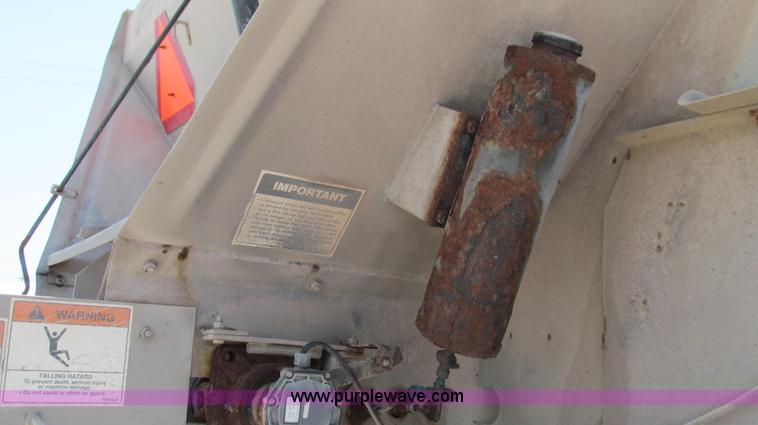 image for item G2051 1989 International 1954 Loral Easy Rider 2000C dry floater truck