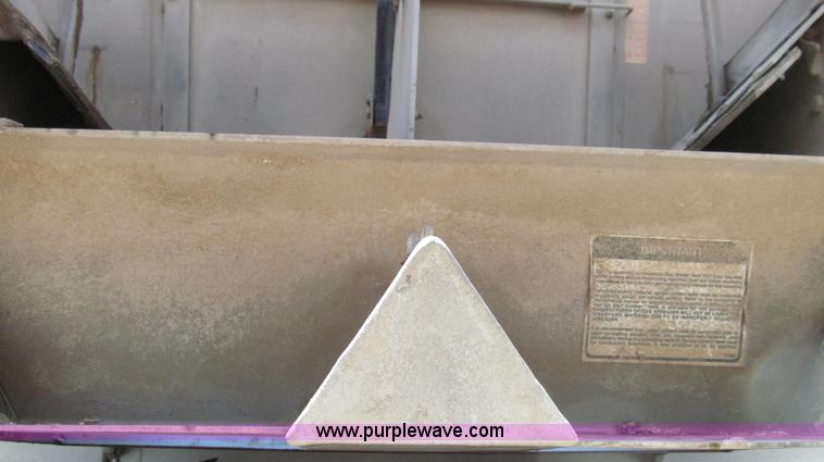 image for item G2051 1989 International 1954 Loral Easy Rider 2000C dry floater truck