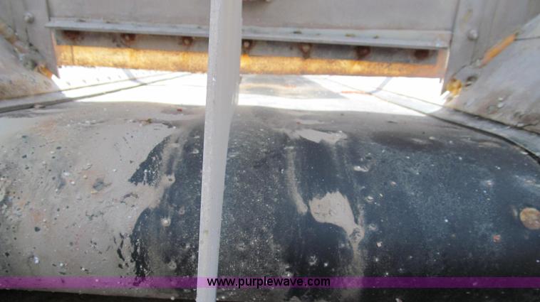 image for item G2051 1989 International 1954 Loral Easy Rider 2000C dry floater truck