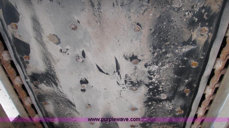 image for item G2051 1989 International 1954 Loral Easy Rider 2000C dry floater truck