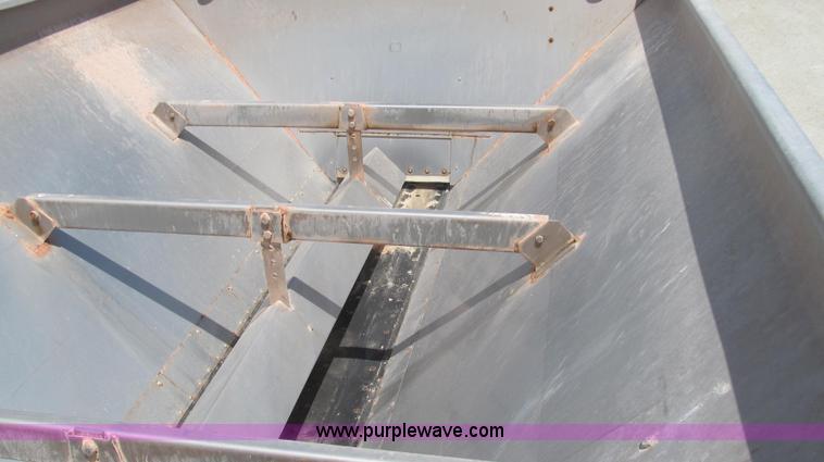 image for item G2051 1989 International 1954 Loral Easy Rider 2000C dry floater truck