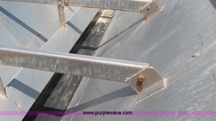 image for item G2051 1989 International 1954 Loral Easy Rider 2000C dry floater truck