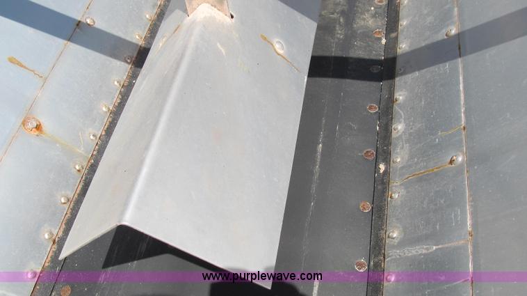 image for item G2051 1989 International 1954 Loral Easy Rider 2000C dry floater truck