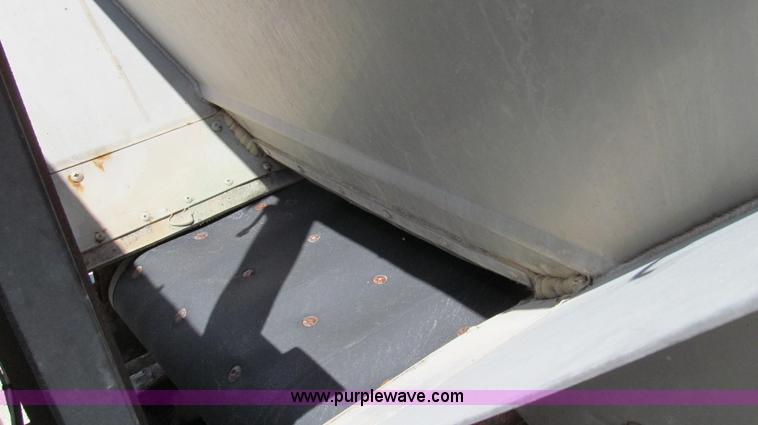 image for item G2051 1989 International 1954 Loral Easy Rider 2000C dry floater truck