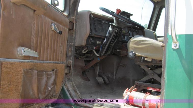 image for item G2051 1989 International 1954 Loral Easy Rider 2000C dry floater truck