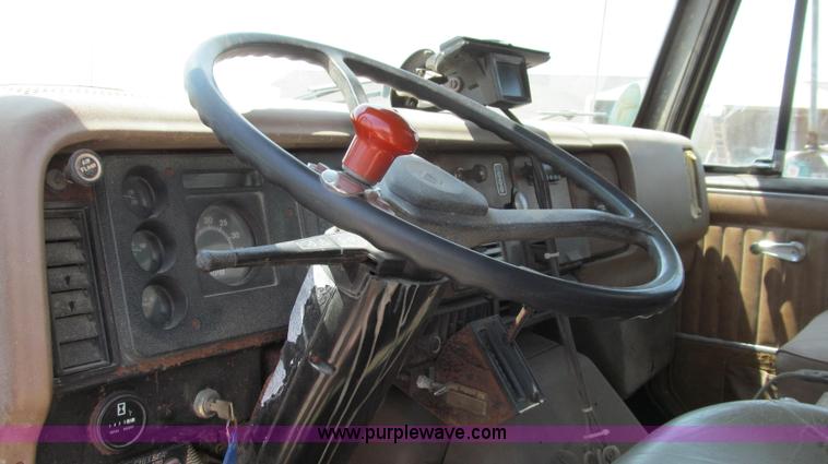 image for item G2051 1989 International 1954 Loral Easy Rider 2000C dry floater truck