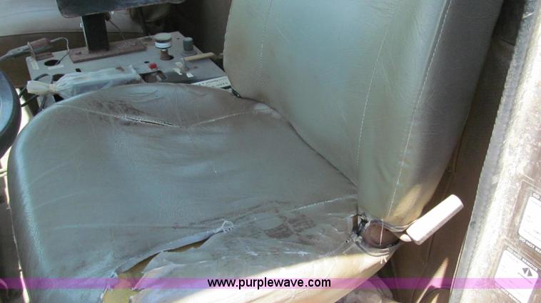 image for item G2051 1989 International 1954 Loral Easy Rider 2000C dry floater truck