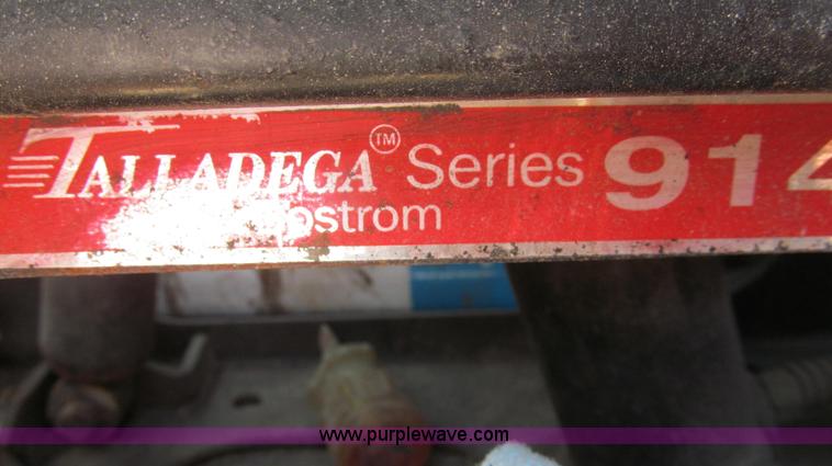 image for item G2051 1989 International 1954 Loral Easy Rider 2000C dry floater truck