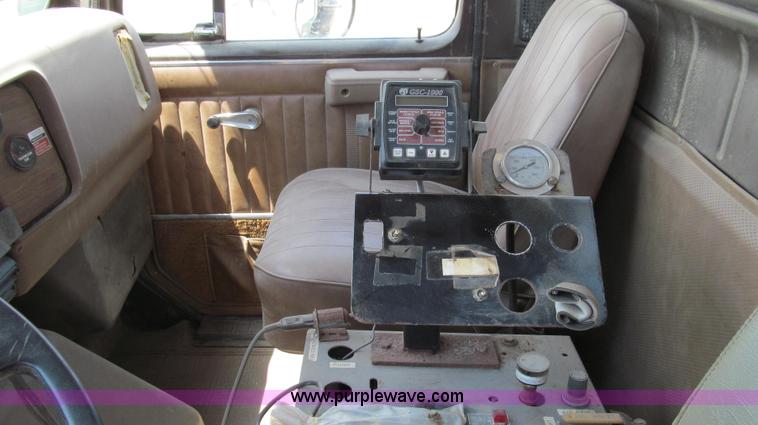 image for item G2051 1989 International 1954 Loral Easy Rider 2000C dry floater truck