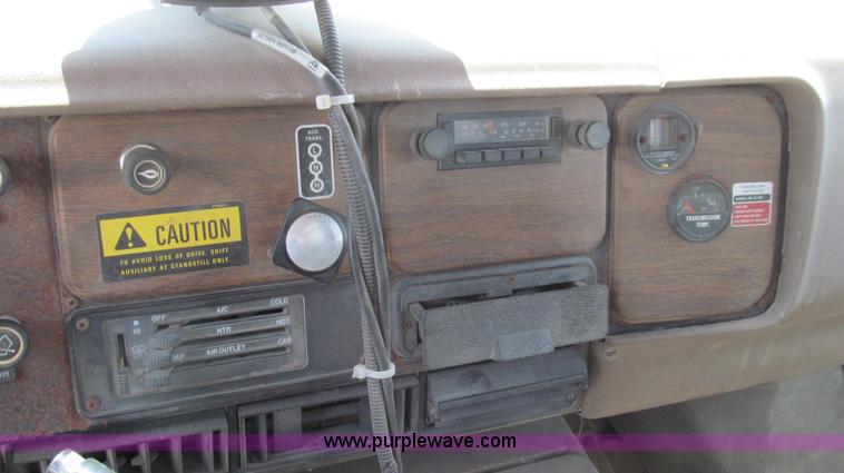 image for item G2051 1989 International 1954 Loral Easy Rider 2000C dry floater truck