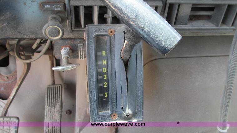 image for item G2051 1989 International 1954 Loral Easy Rider 2000C dry floater truck