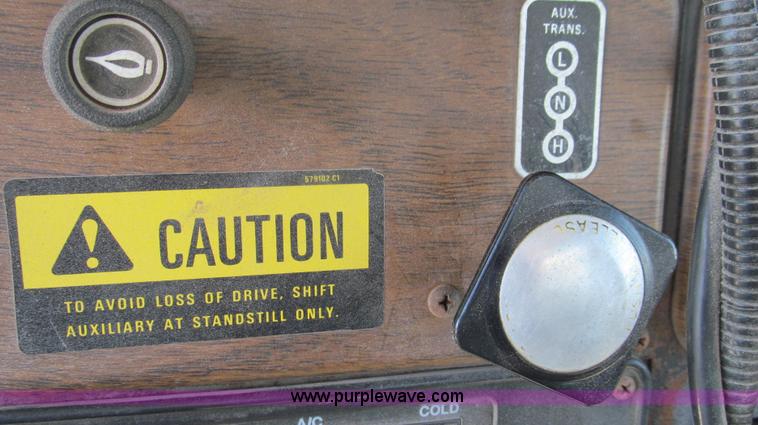 image for item G2051 1989 International 1954 Loral Easy Rider 2000C dry floater truck