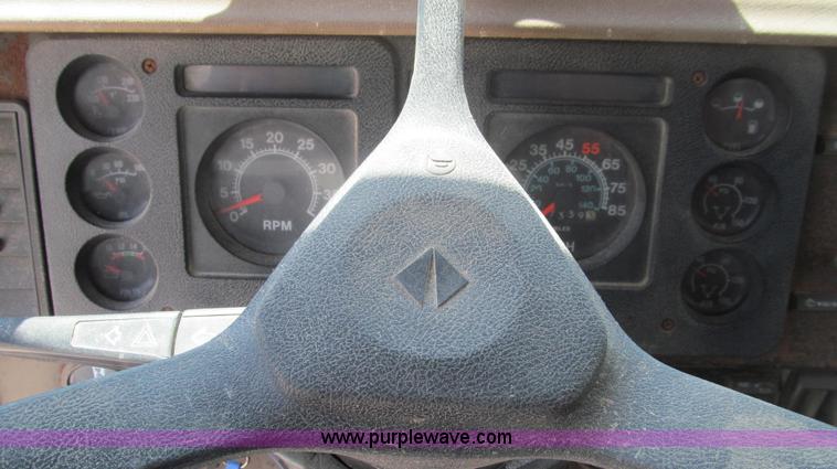 image for item G2051 1989 International 1954 Loral Easy Rider 2000C dry floater truck