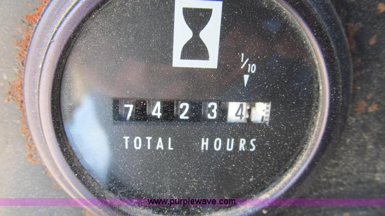 image for item G2051 1989 International 1954 Loral Easy Rider 2000C dry floater truck