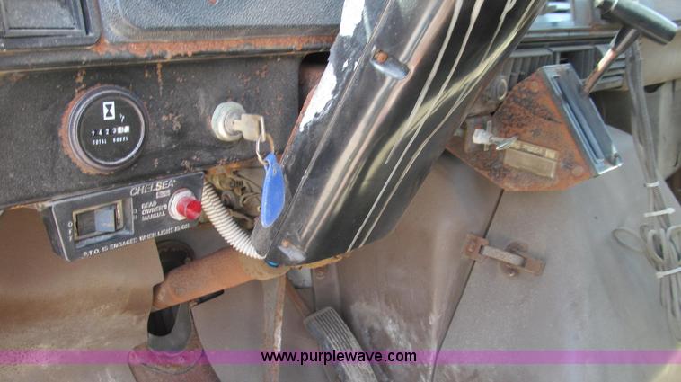 image for item G2051 1989 International 1954 Loral Easy Rider 2000C dry floater truck