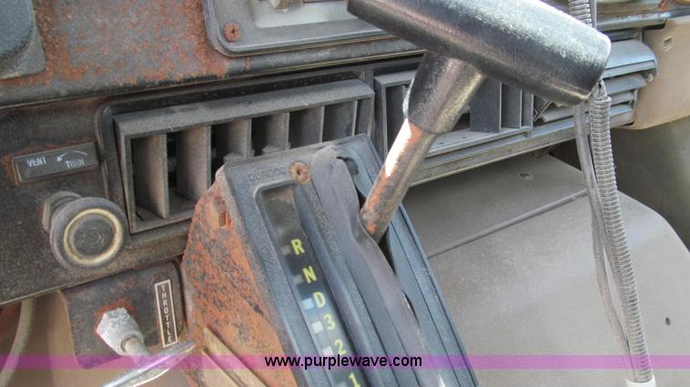 image for item G2051 1989 International 1954 Loral Easy Rider 2000C dry floater truck