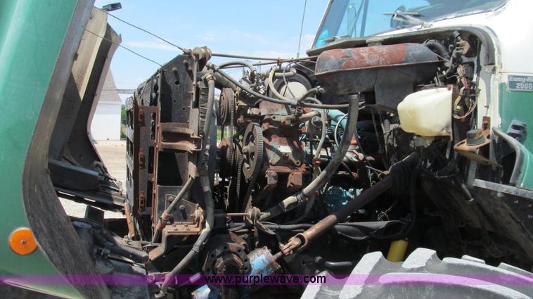 image for item G2051 1989 International 1954 Loral Easy Rider 2000C dry floater truck