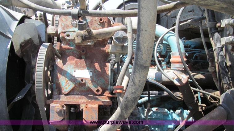 image for item G2051 1989 International 1954 Loral Easy Rider 2000C dry floater truck