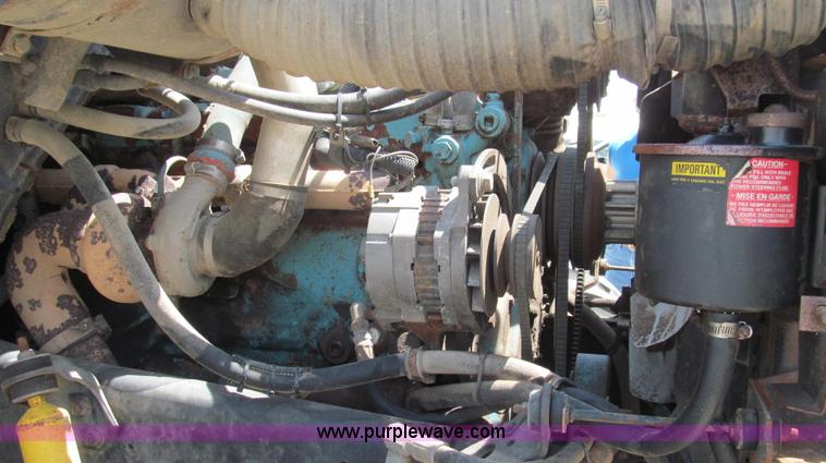 image for item G2051 1989 International 1954 Loral Easy Rider 2000C dry floater truck