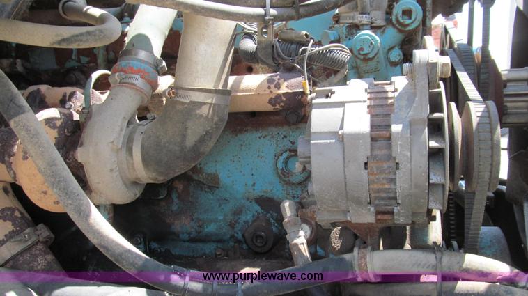 image for item G2051 1989 International 1954 Loral Easy Rider 2000C dry floater truck