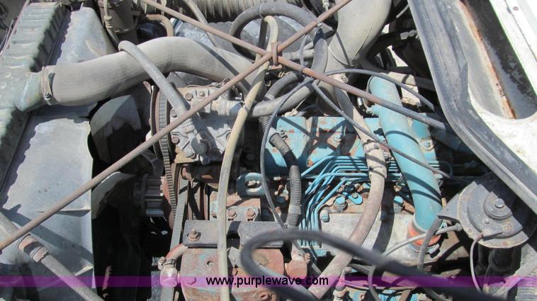 image for item G2051 1989 International 1954 Loral Easy Rider 2000C dry floater truck