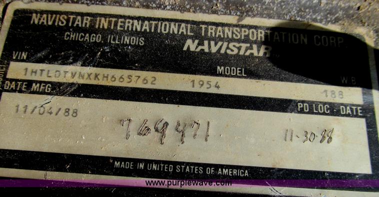 image for item G2051 1989 International 1954 Loral Easy Rider 2000C dry floater truck