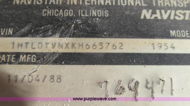 image for item G2051 1989 International 1954 Loral Easy Rider 2000C dry floater truck