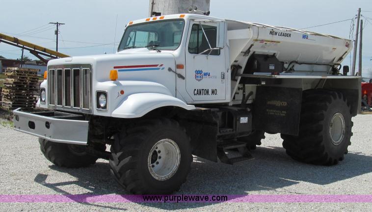 image for item G2052 1999 International 2554 dry floater truck
