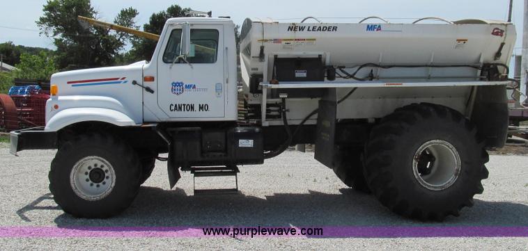 image for item G2052 1999 International 2554 dry floater truck