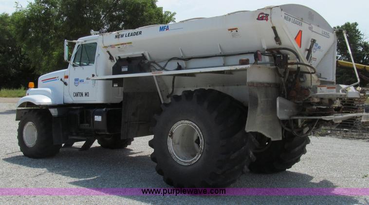 image for item G2052 1999 International 2554 dry floater truck