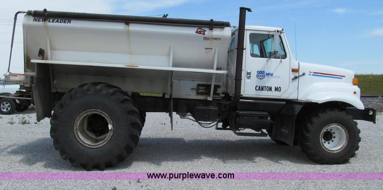 image for item G2052 1999 International 2554 dry floater truck