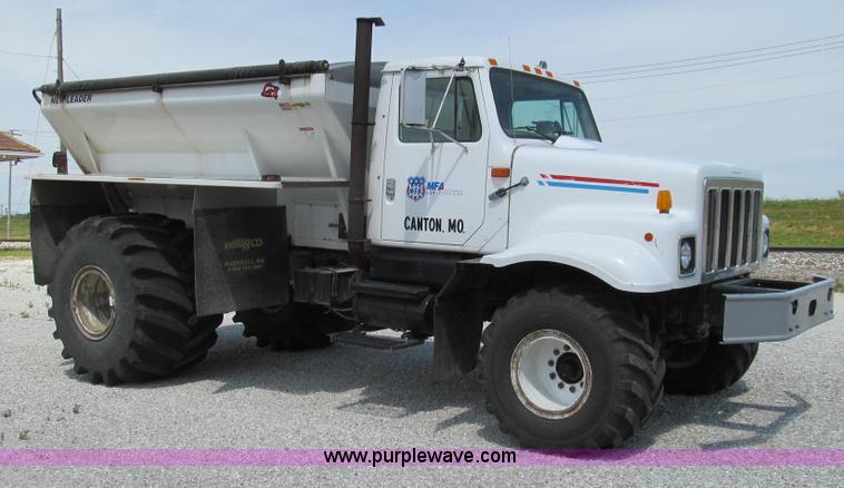 image for item G2052 1999 International 2554 dry floater truck