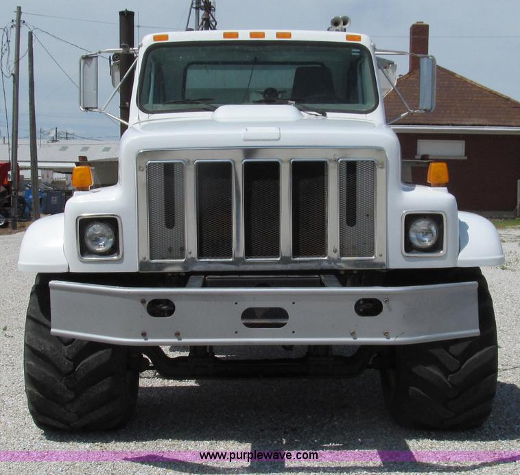 image for item G2052 1999 International 2554 dry floater truck