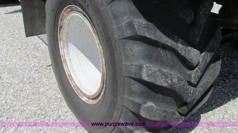 image for item G2052 1999 International 2554 dry floater truck