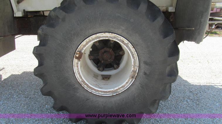 image for item G2052 1999 International 2554 dry floater truck