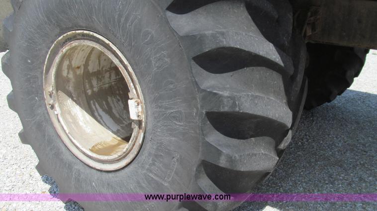 image for item G2052 1999 International 2554 dry floater truck