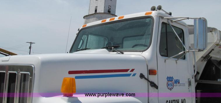 image for item G2052 1999 International 2554 dry floater truck